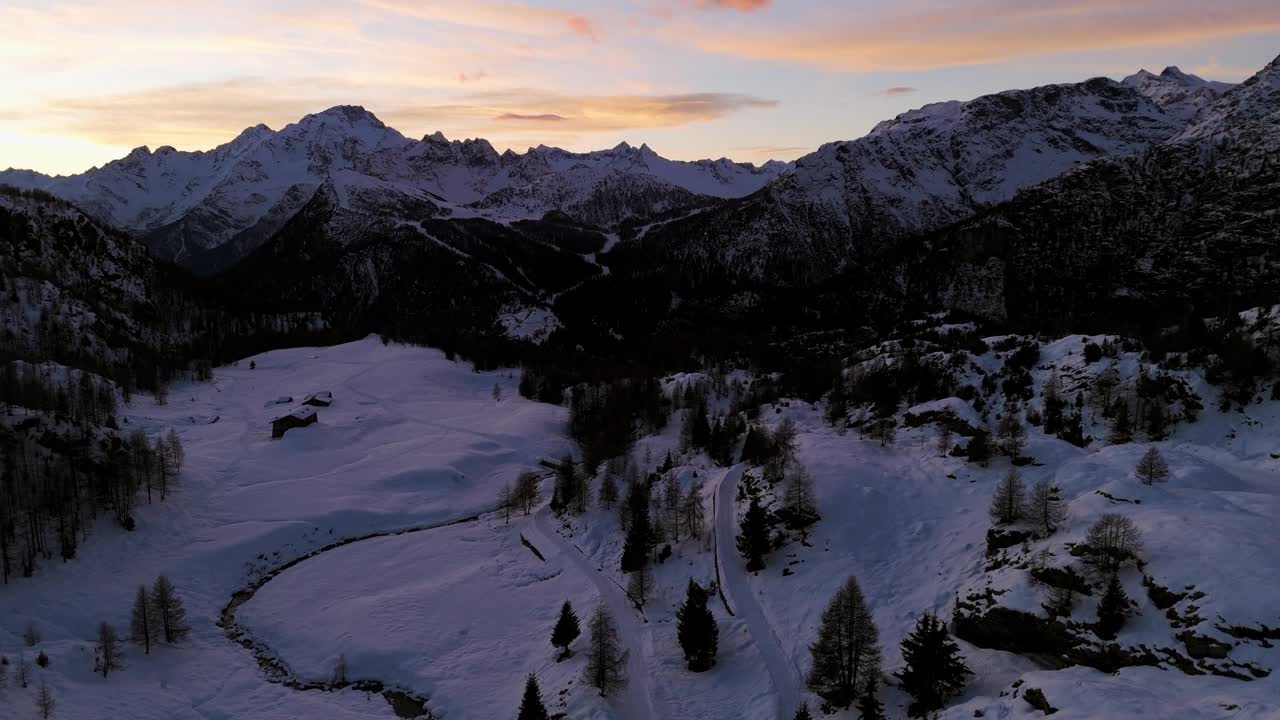 落日时分，意大利瓦尔泰利纳的Valmalenco Dolomites山脉令人叹为观止的全景。航拍无人机后退视频素材