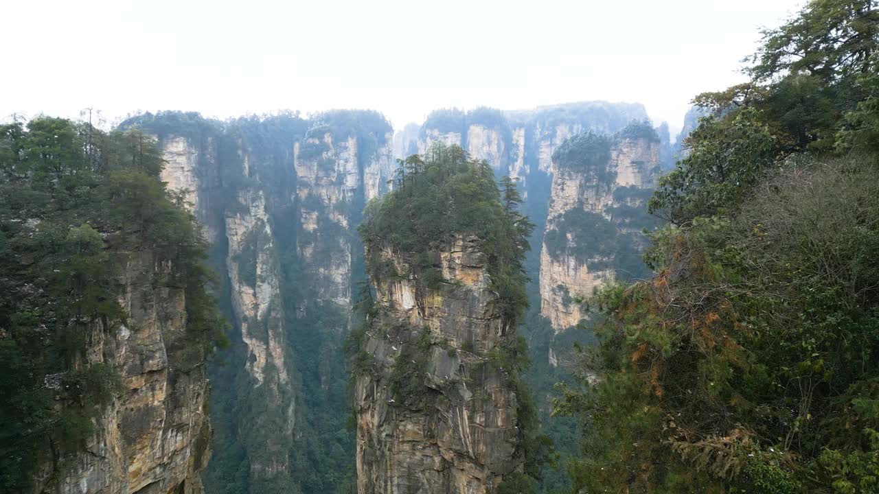 张家界国家公园里的哈利路亚山山顶绿意盎然，可能是白天拍摄的鸟瞰图。中国。视频素材