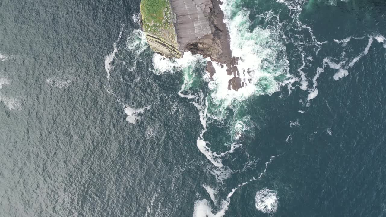 鸟瞰悬崖与汹涌的大海相遇，海浪冲击着海岸视频素材