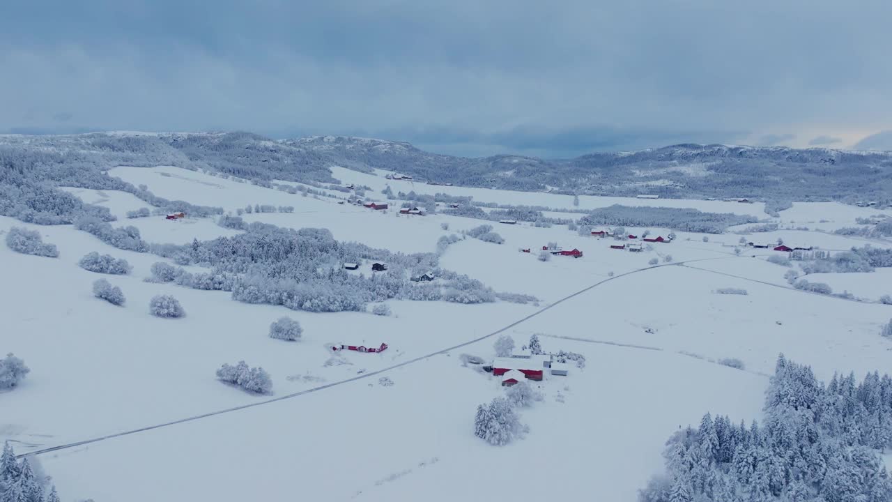 全景在雪景与小屋和森林在因德福森，挪威-无人机拍摄视频素材