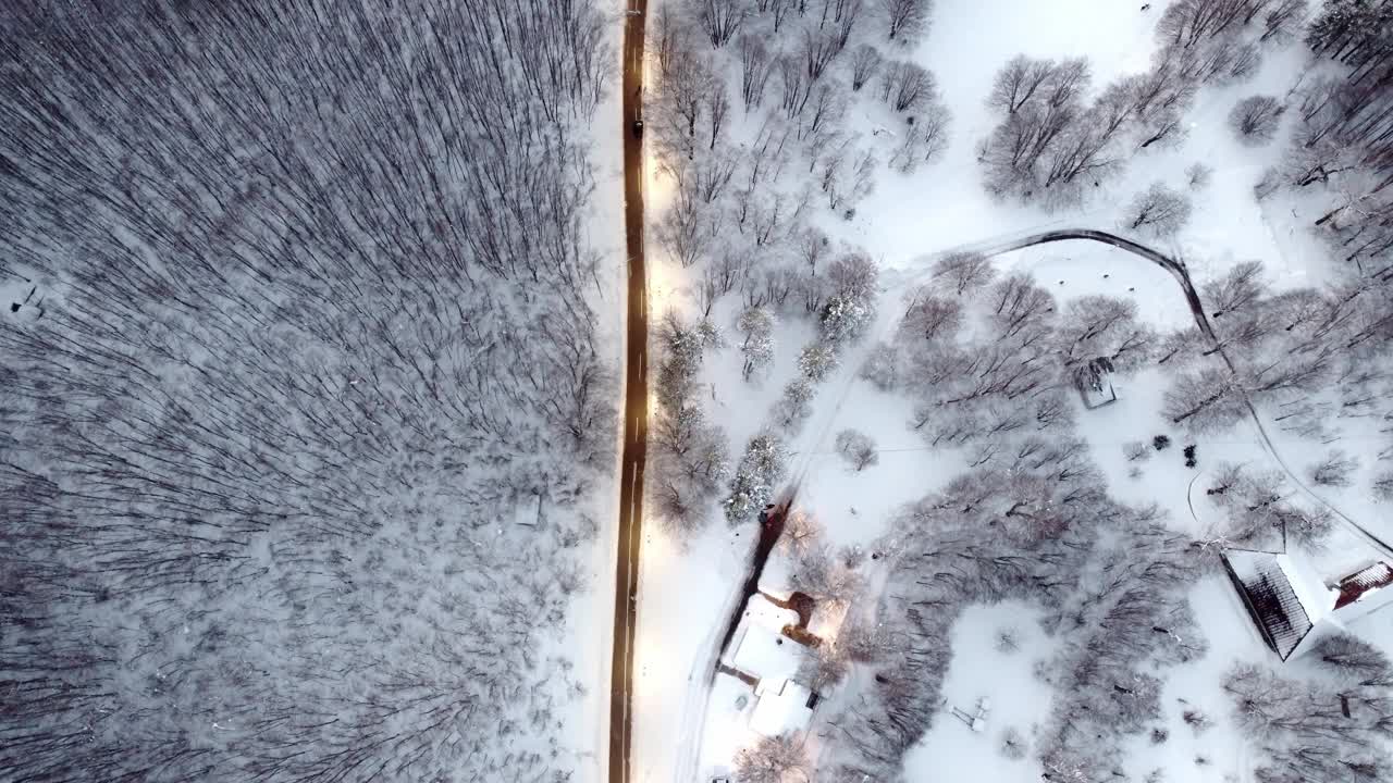 冬日里，无人机在风景秀丽的山间公路上拍摄的令人惊叹的日间鸟瞰图视频下载