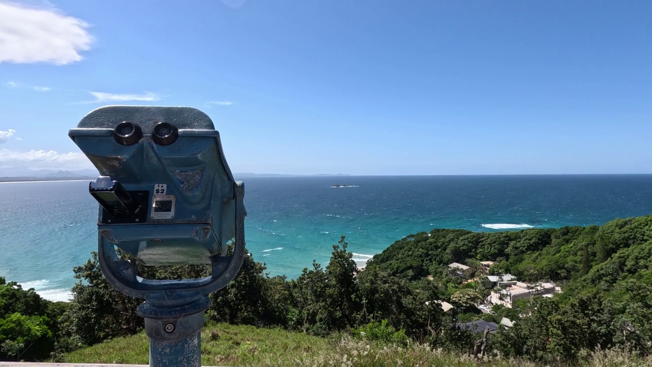 通过双筒望远镜观看海岸景色视频素材