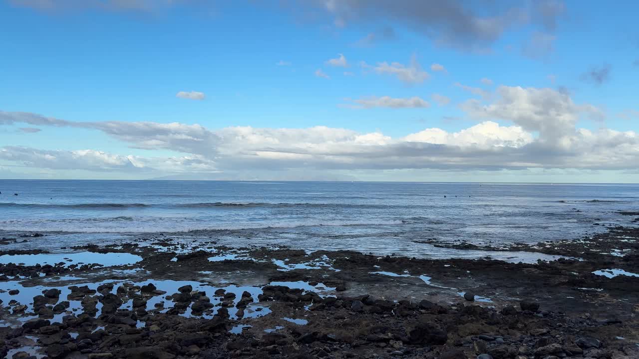 在加那利群岛特内里费岛上，平静的海浪掠过岩石海滩视频素材