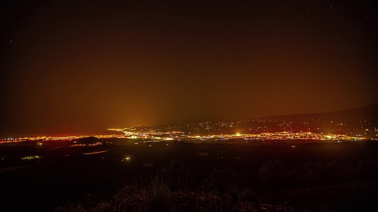 夜晚到白天的过渡时间流逝俯瞰美丽的海岸城镇马拉加和地中海视频素材