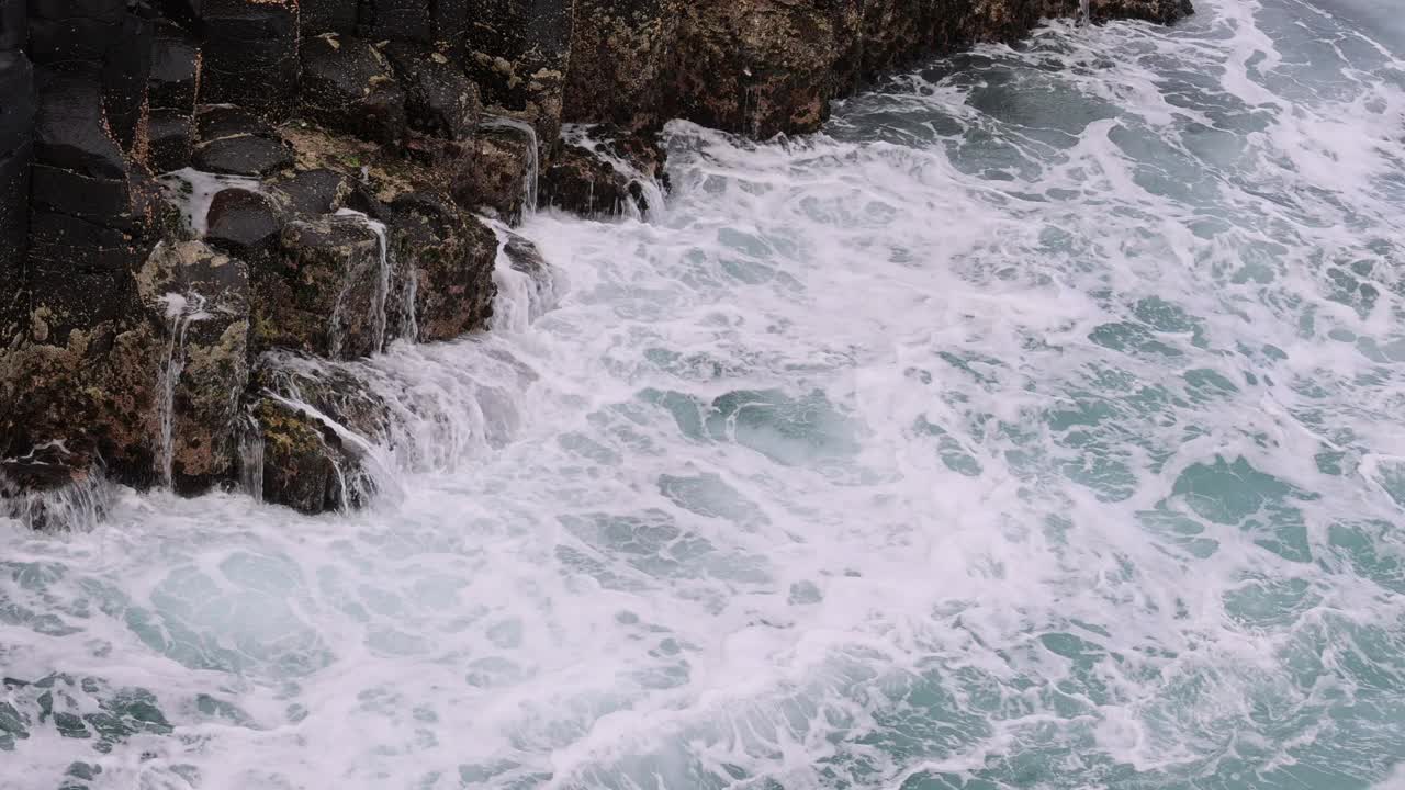 海浪冲击着岩石海岸视频素材