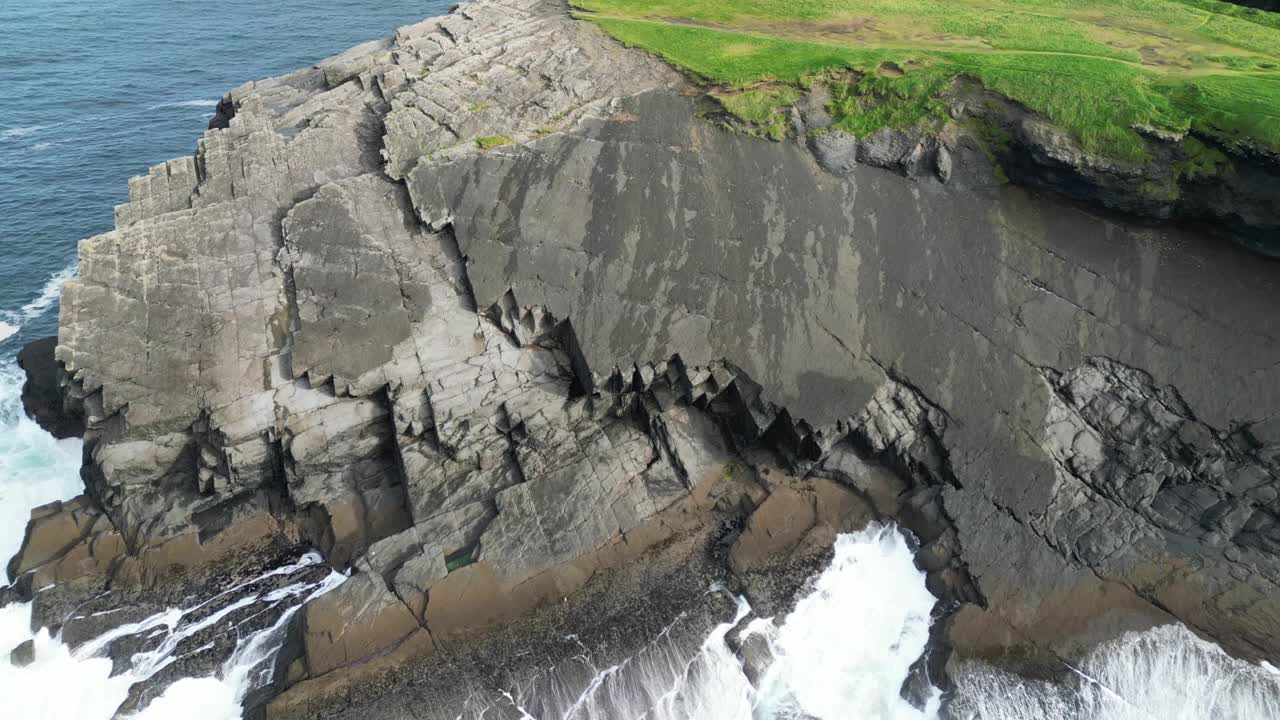 基尔基悬崖，海浪冲击着崎岖的海岸线，没有人，白天，鸟瞰视频素材