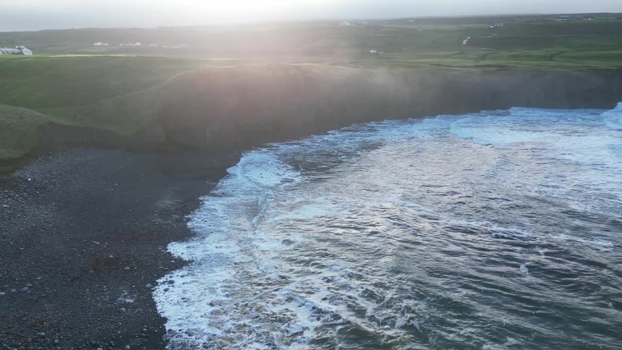 日出时，海浪冲击着海岸，温暖的光线突出了崎岖的风景。无人机视频视频素材