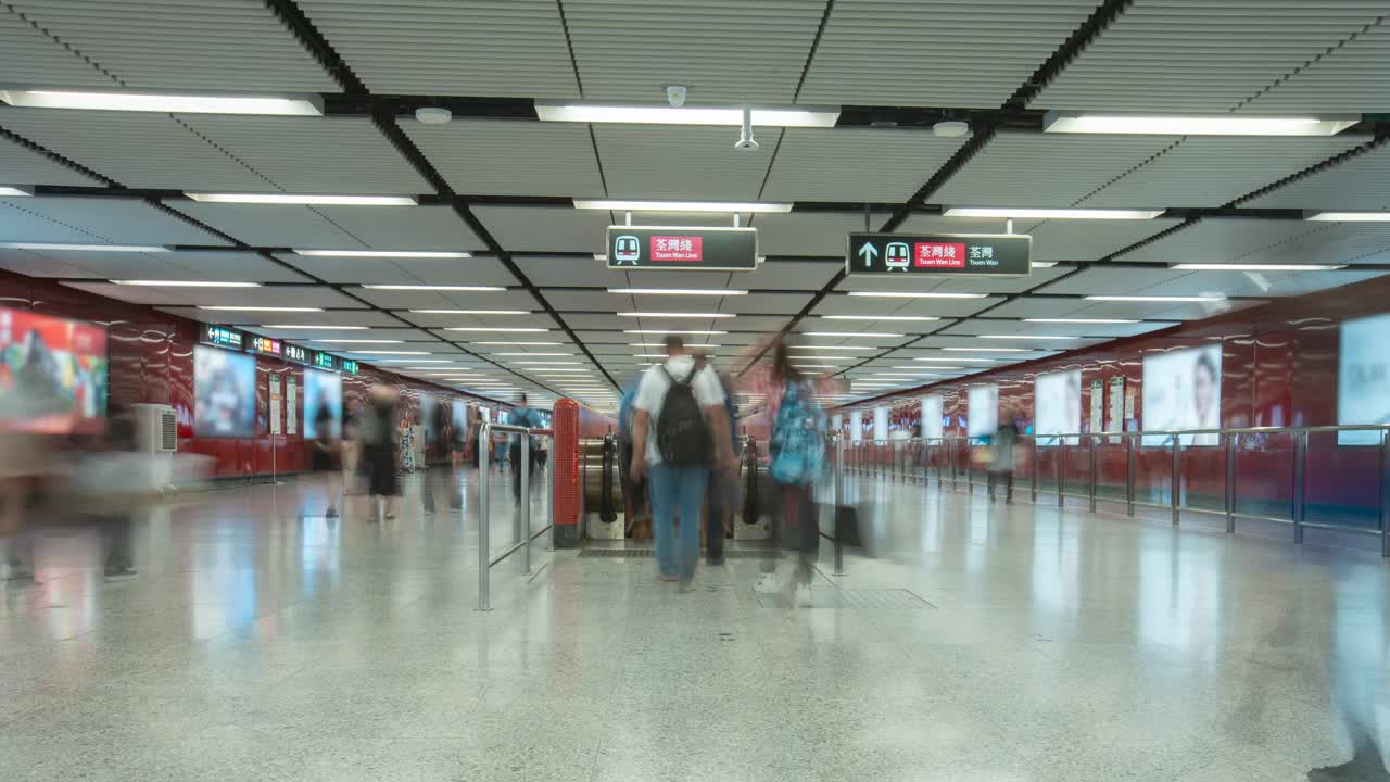 一群亚洲人在香港捷运地铁站行走。视频素材