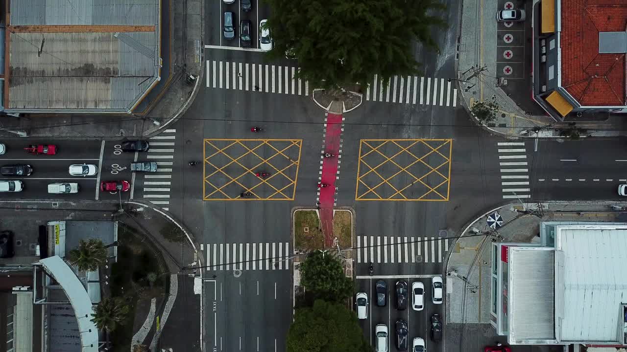 对称无人机场景显示繁忙的十字路口在<s:1>圣保罗视频下载