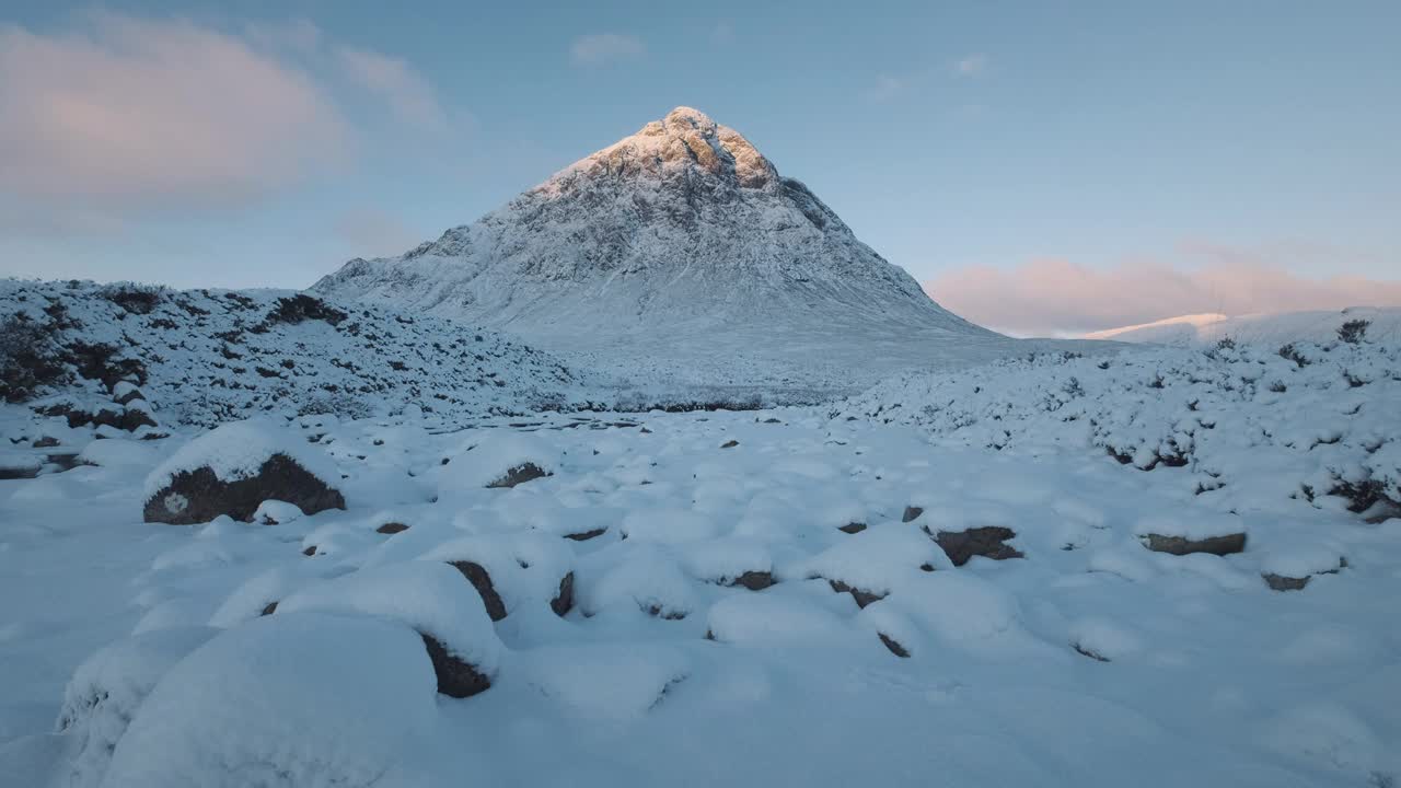 白雪皑皑的Buachaille Etive more山和日出时的科河的4k镜头视频下载