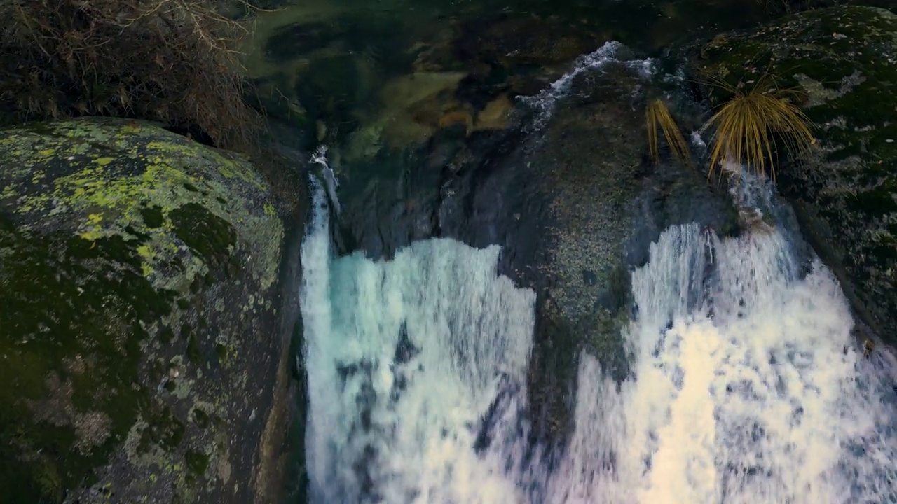 清澈的河水流经诺维拉河的瀑布，Coruña，西班牙。-航拍视频素材