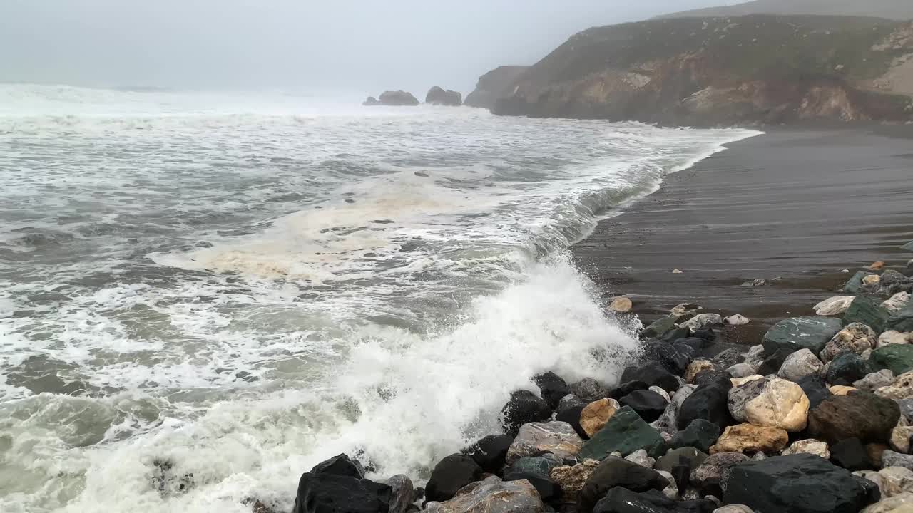 海浪拍打着加州太平洋沙滩上的岩石视频素材