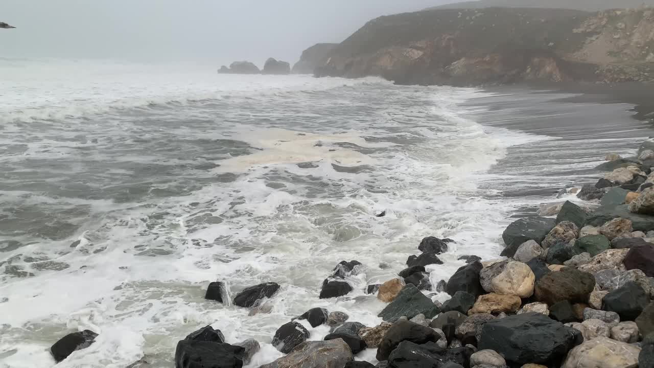 海浪拍打着加州太平洋沙滩上的岩石视频素材