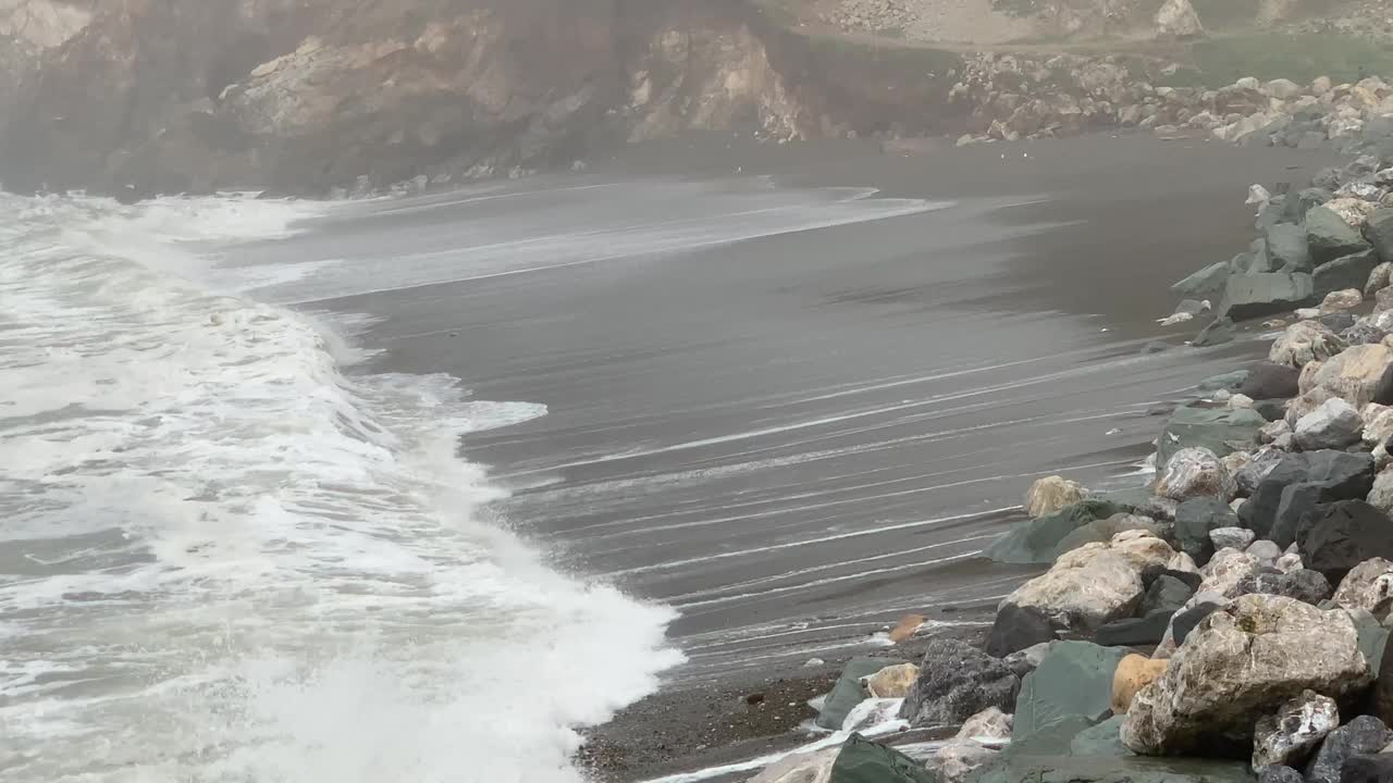 海浪冲上了加州太平洋的沙滩视频素材