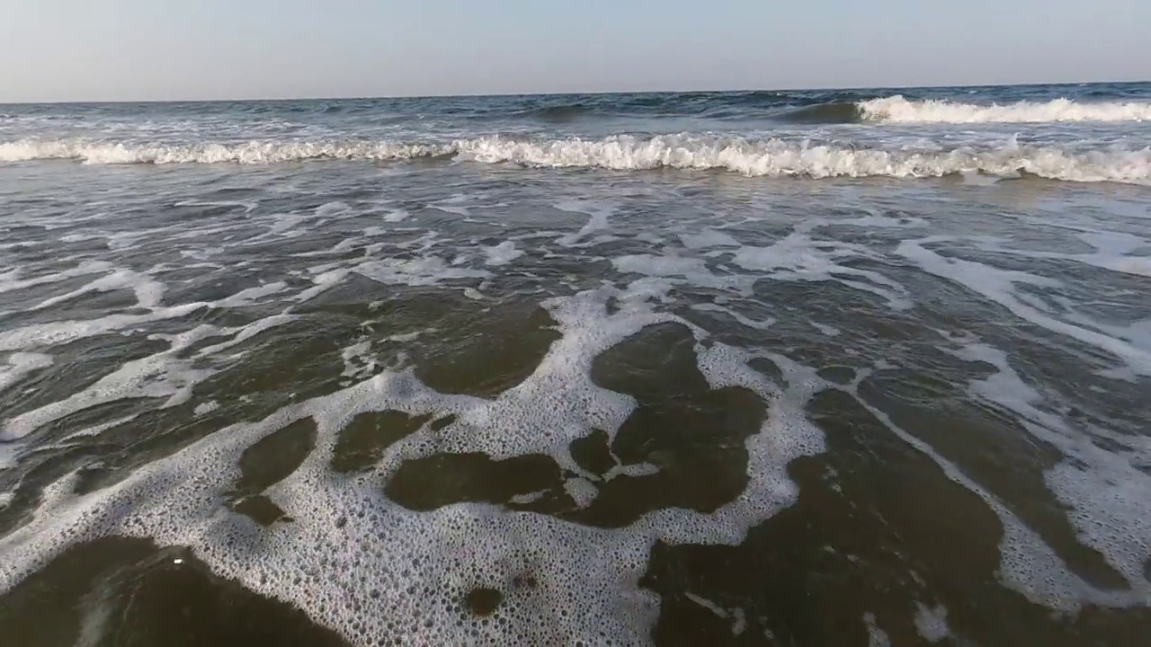 海上冲浪。清晨。海景。海浪拍打着海岸。缓慢的运动。视频素材