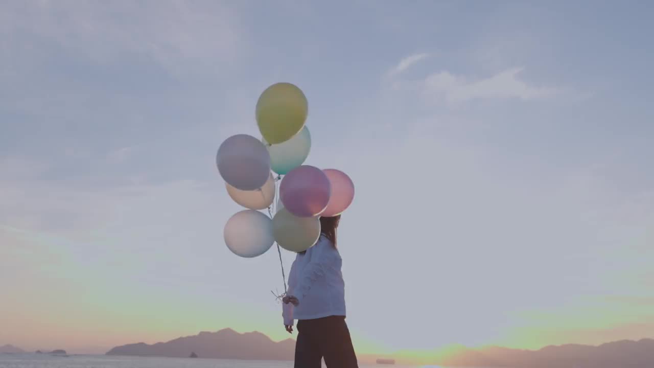 日本妇女与夕阳天空和彩色气球视频素材