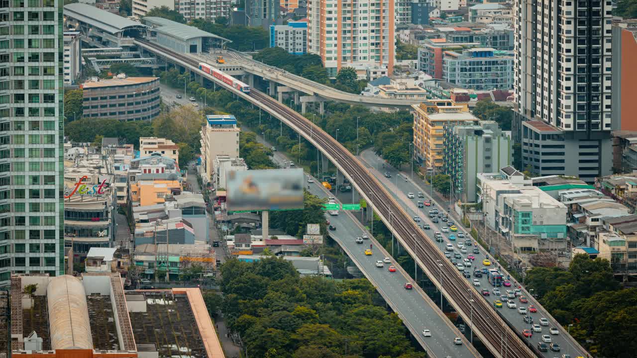 航拍曼谷城市景观与BTS轻轨和交通的道路上的交通运输。视频素材