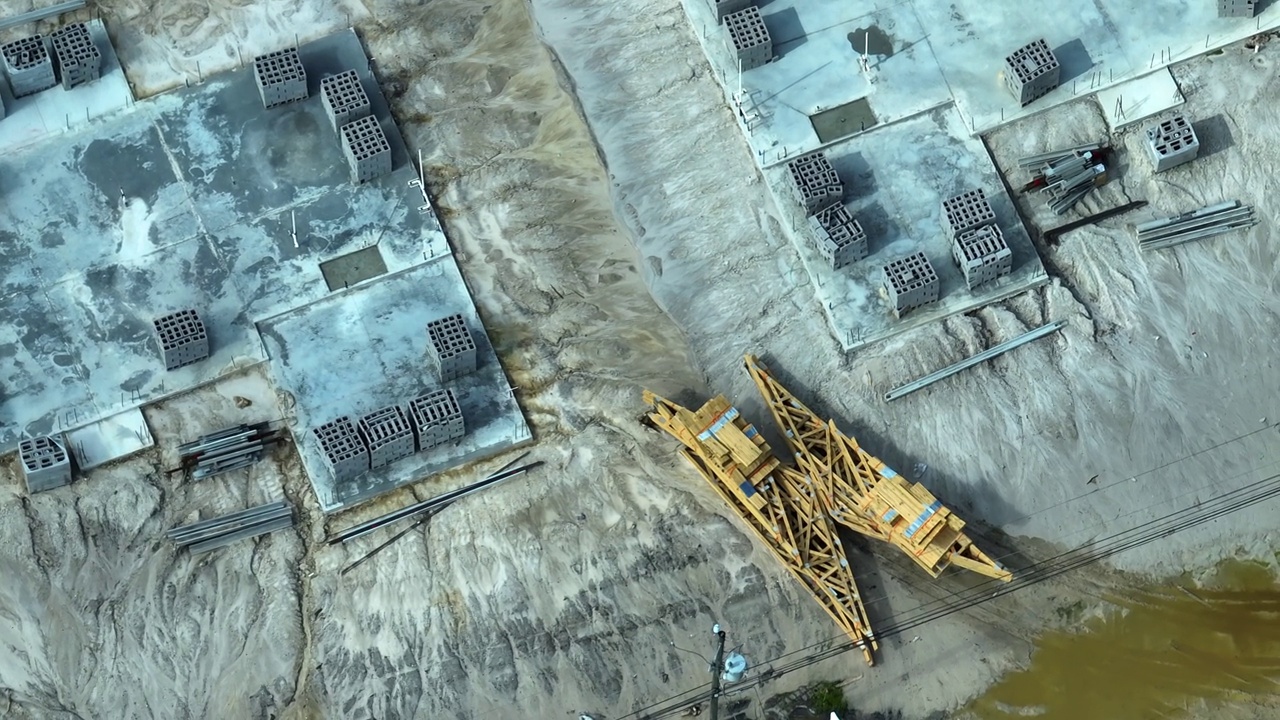 新住宅建筑现场浇筑混凝土平板基础垫层，为建筑墙体和屋顶做好准备。房屋市场的发展视频素材