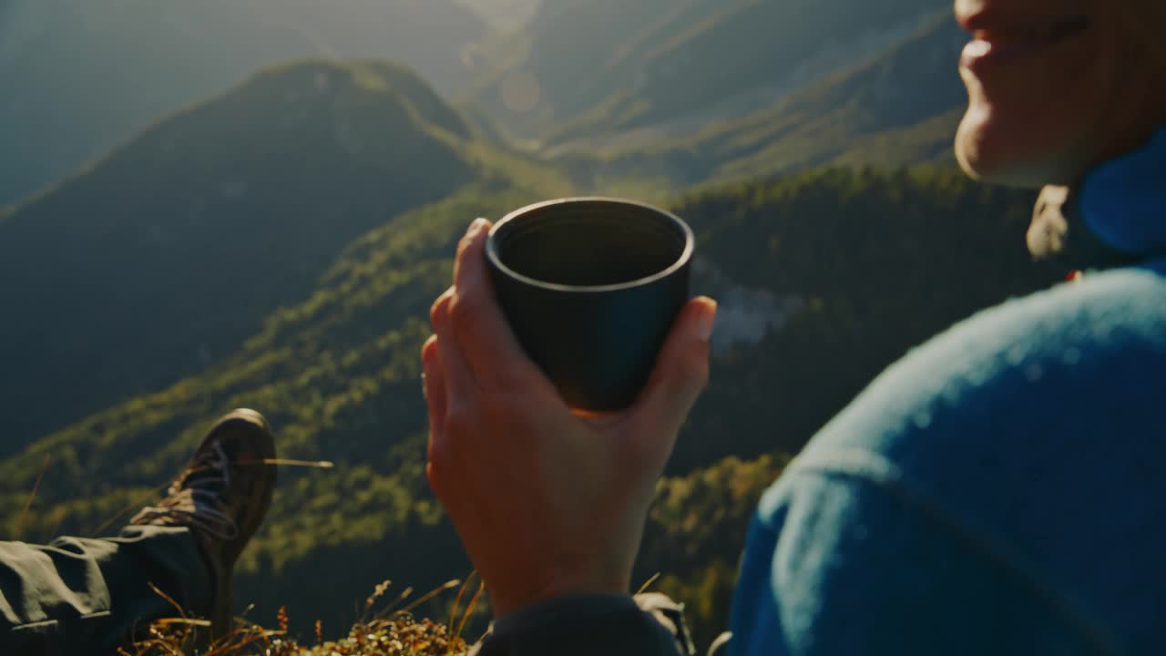 SLO MO高山对话:女人喜欢热饮和分享故事视频素材