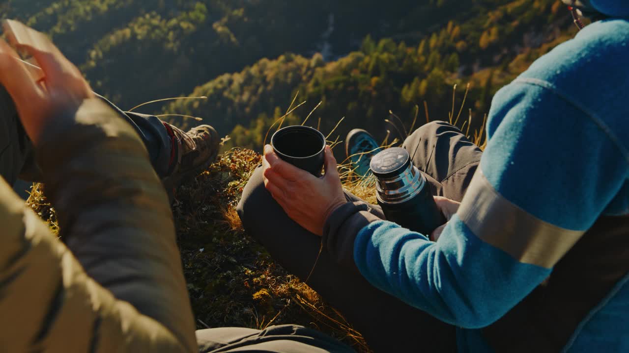 SLO MO高山对话:女人喜欢热饮和分享故事视频素材