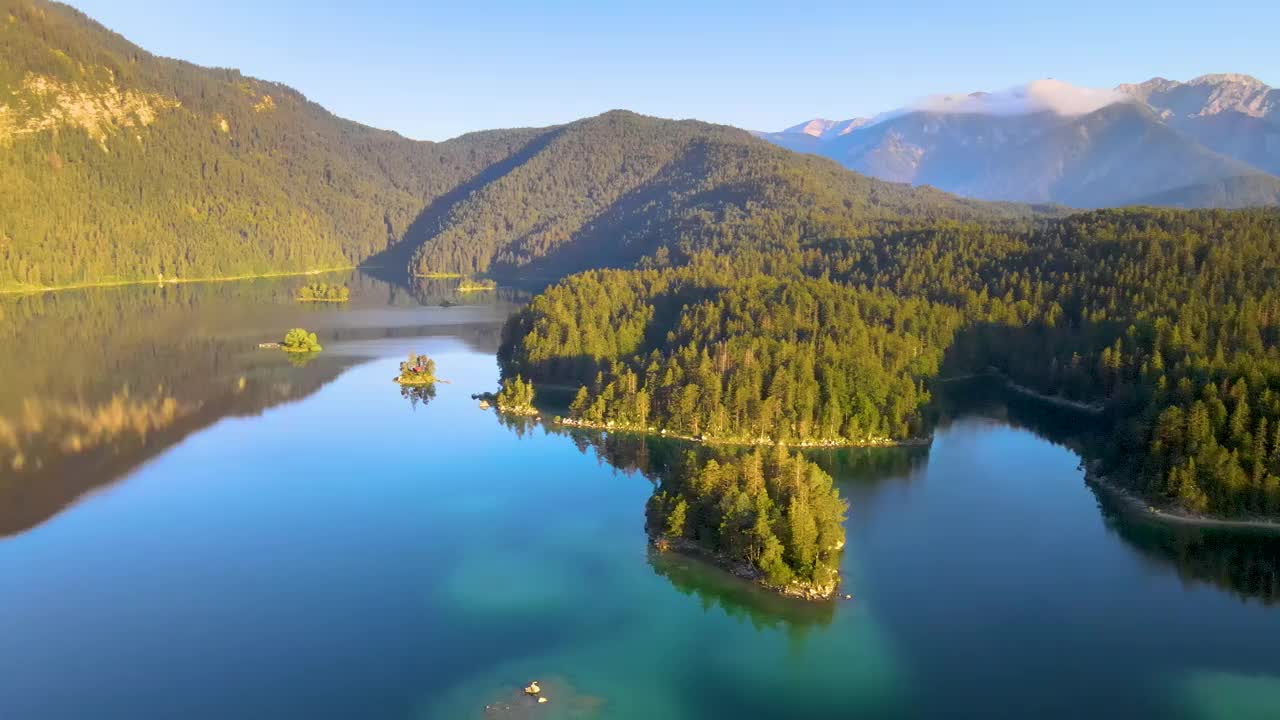 阳光下的祖格峰前，艾布湖绿松石般的湖水。地点:Eibsee lake, Garmisch-Partenkirchen，巴伐利亚阿尔卑斯山，德国，欧洲。视频素材