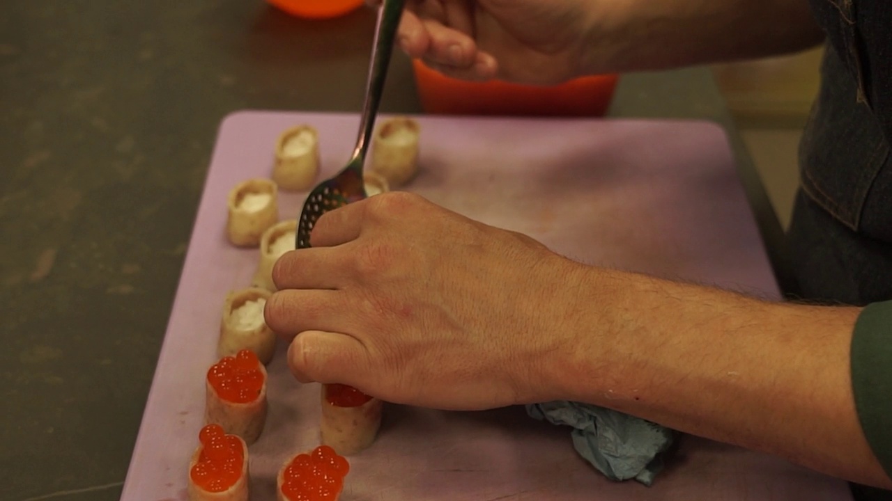 厨师用飞鱼籽制作小吃(Tobiko)。特写镜头视频下载