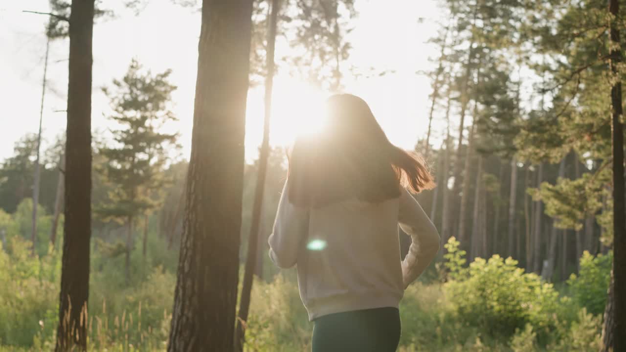 女跑步者喜欢在大自然中慢跑视频素材