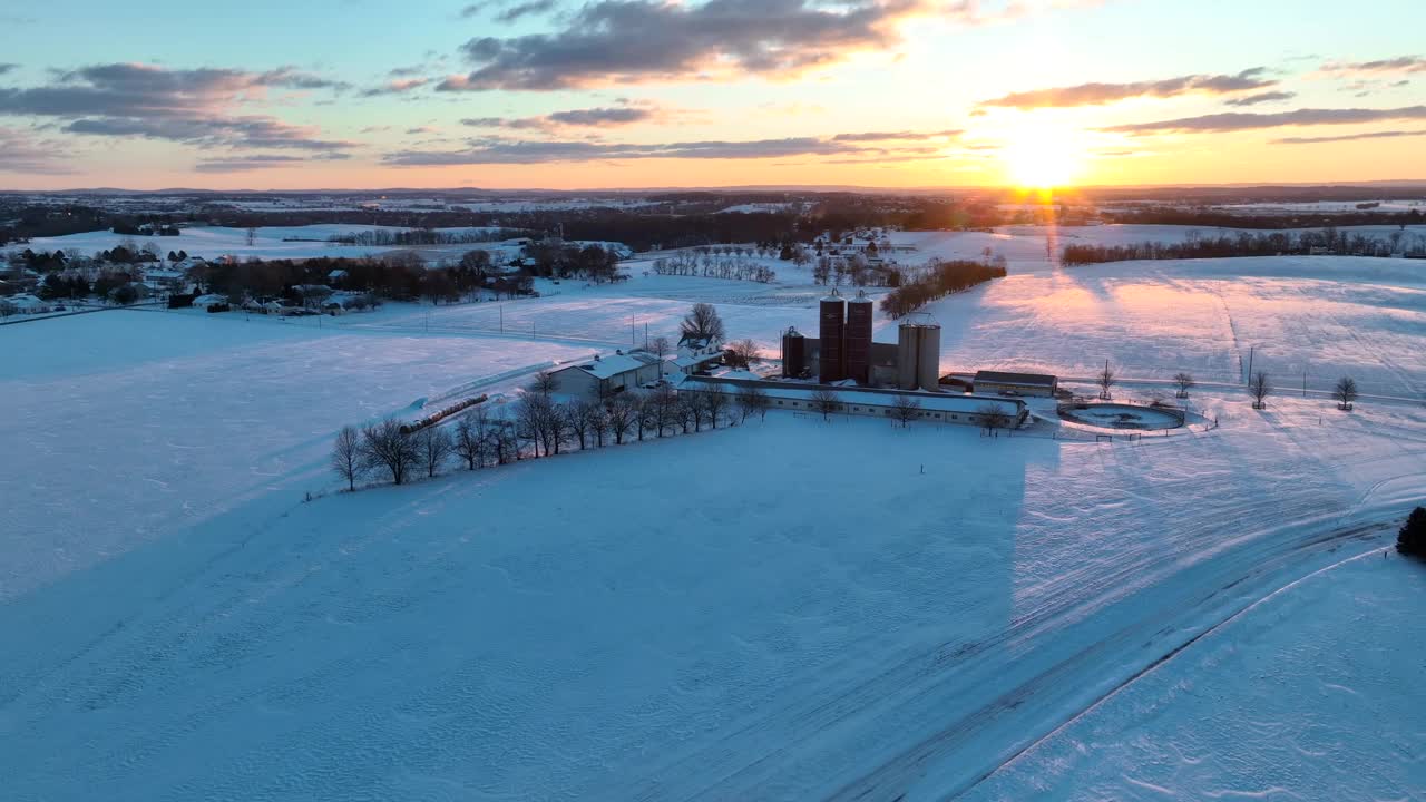 美国农村的农田被白雪覆盖。夕阳下的新雪。广角鸟瞰图。视频素材