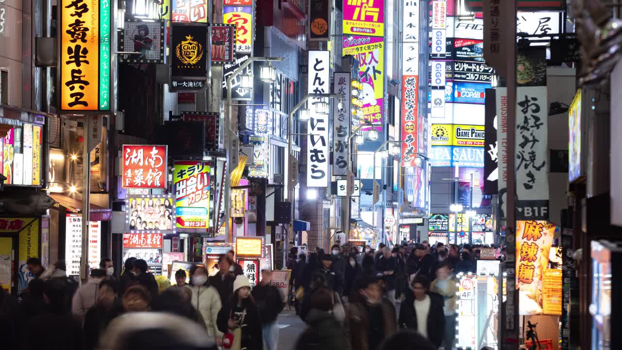 人们走在新宿市，东京-时间流逝视频素材