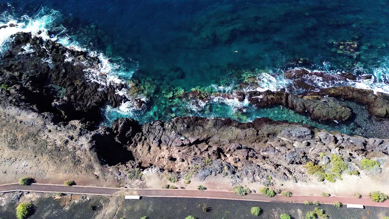 特内里费岛海洋海岸，蓝色的海浪，火山岛加那利群岛视频素材