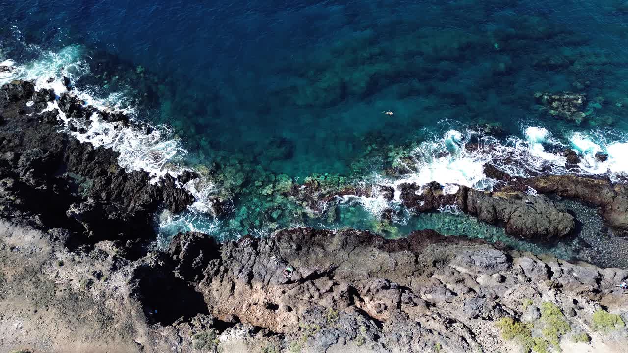 特内里费岛的海洋海岸，蓝色的海浪，火山岛加那利群岛下降视图视频素材