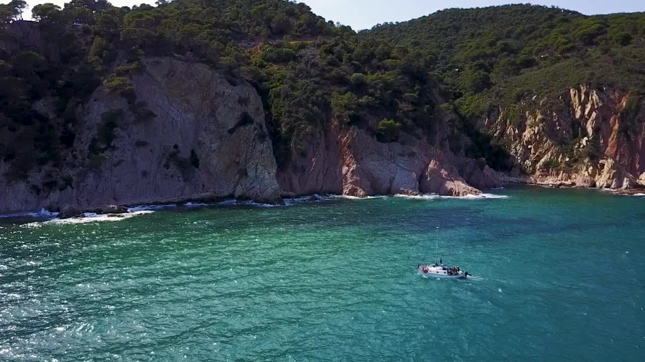 在游艇上飞向地中海海岸线视频素材