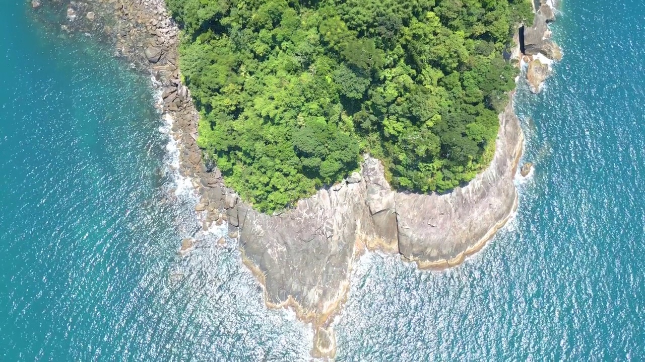 航拍，无人机，海岸景观，树木，海浪和岩石视频下载