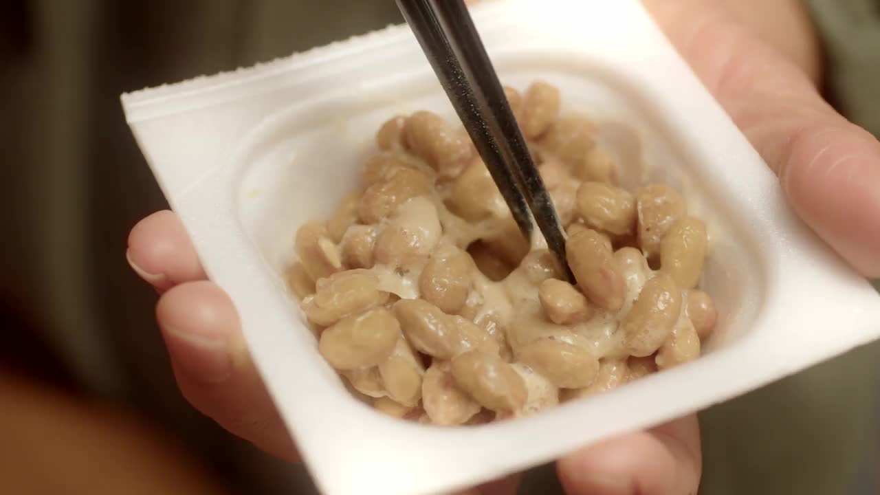 一位日本妇女正在准备纳豆视频素材