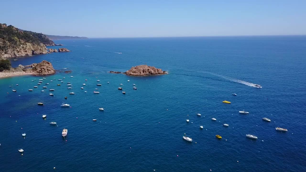 在靠近地中海海岸的游艇和船只的港口上空飞行视频素材