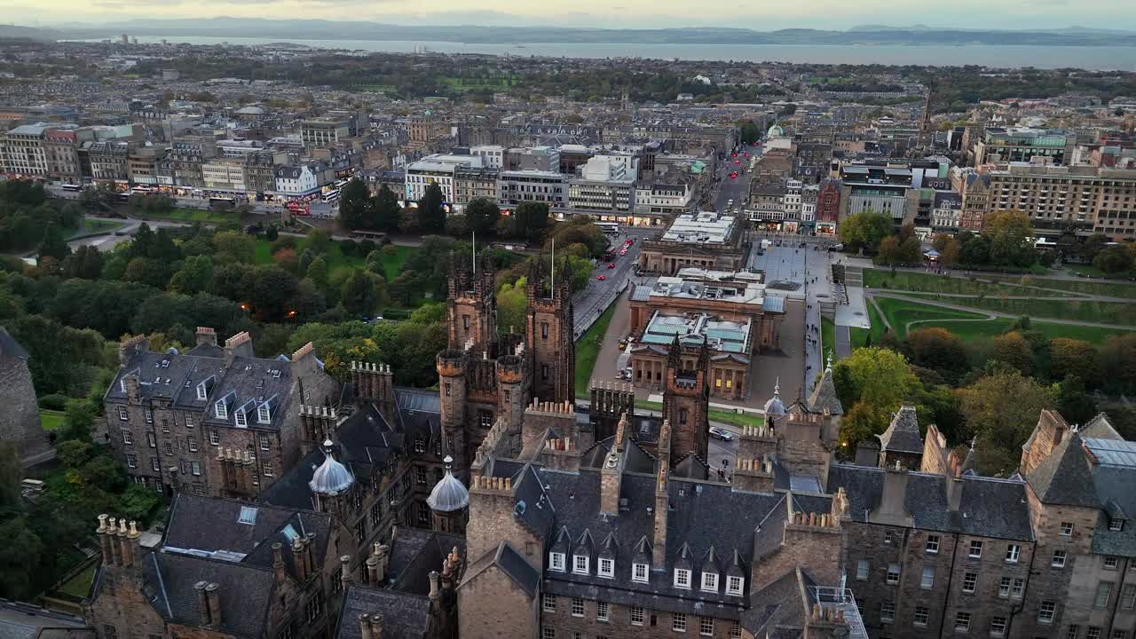 爱丁堡大学和爱丁堡老城区鸟瞰图，爱丁堡老大学和爱丁堡城堡鸟瞰图，爱丁堡市中心，苏格兰哥特式复兴建筑视频素材