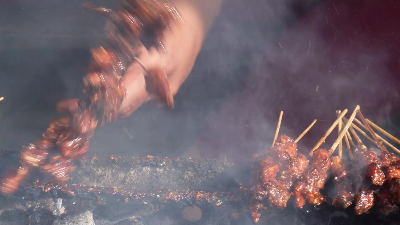 印尼人用炭火烤沙爹鸡视频素材