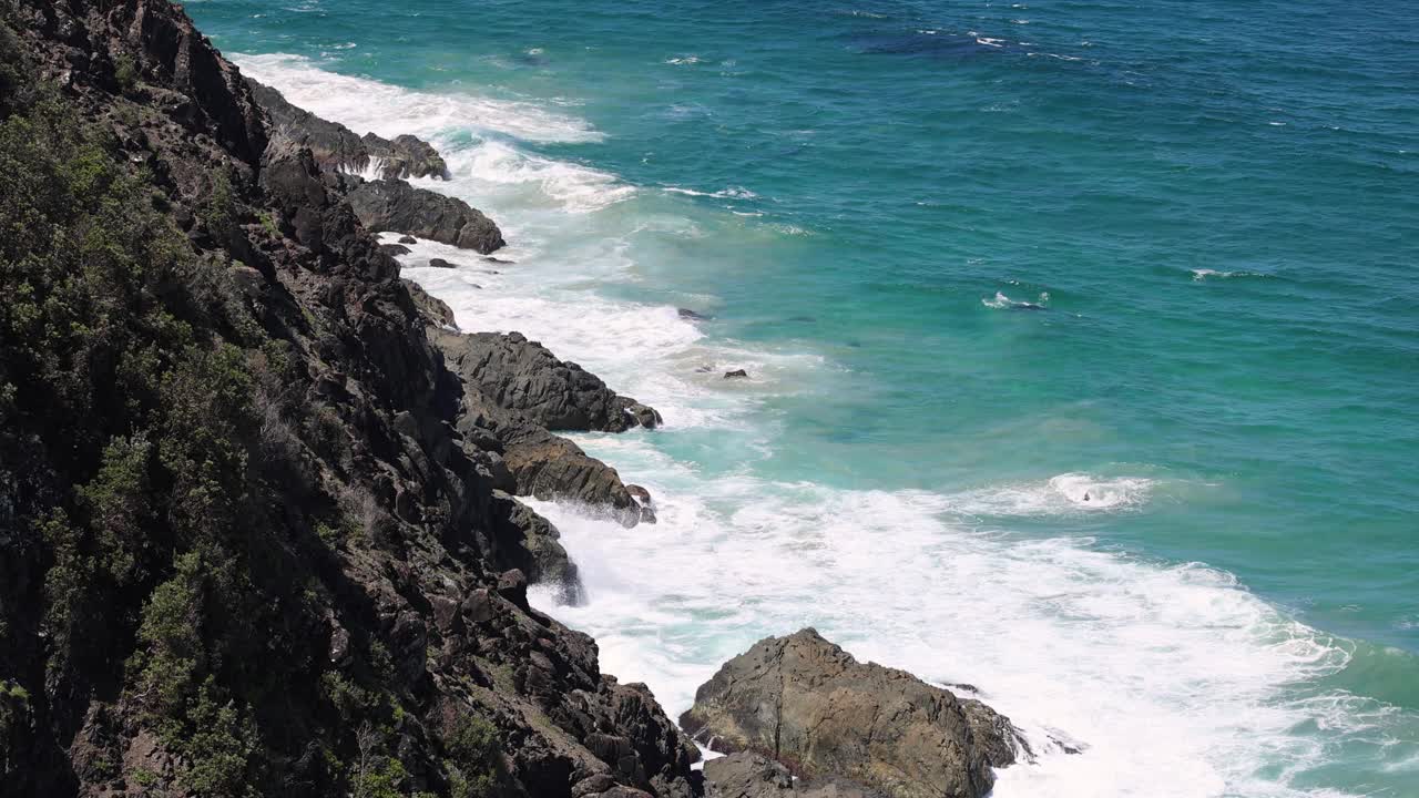 崎岖的海岸线和汹涌的海浪视频素材