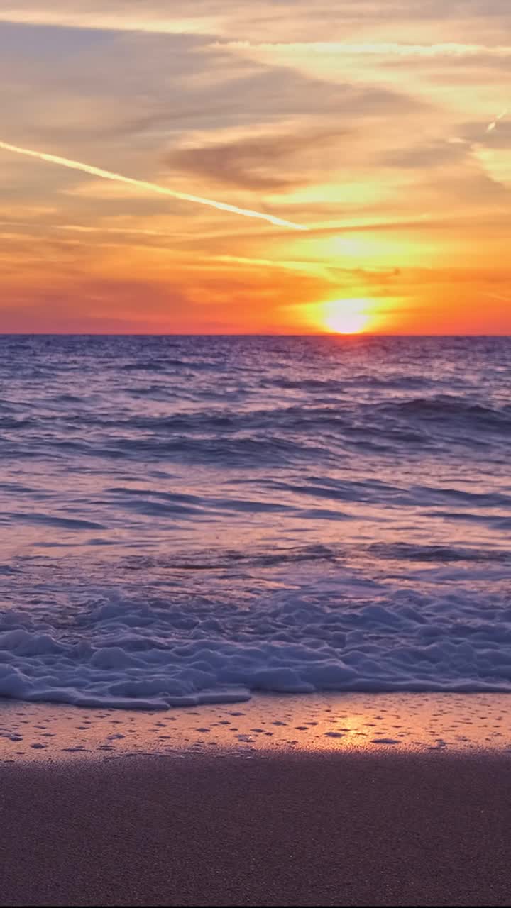 色彩斑斓的日落在海上地平线，夏天，低太阳，潮汐波在特写视频素材