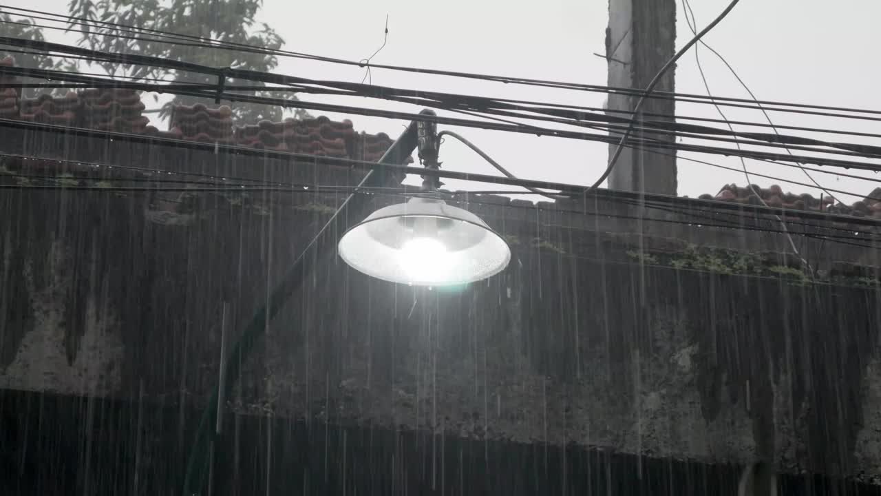 大雨中的路灯视频下载