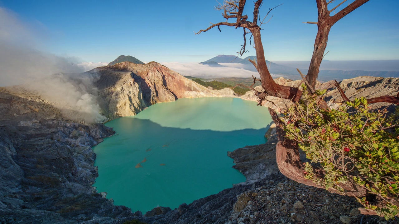 印尼爪哇，卡瓦伊真活火山，日出时主火山口冒出浓烟视频下载