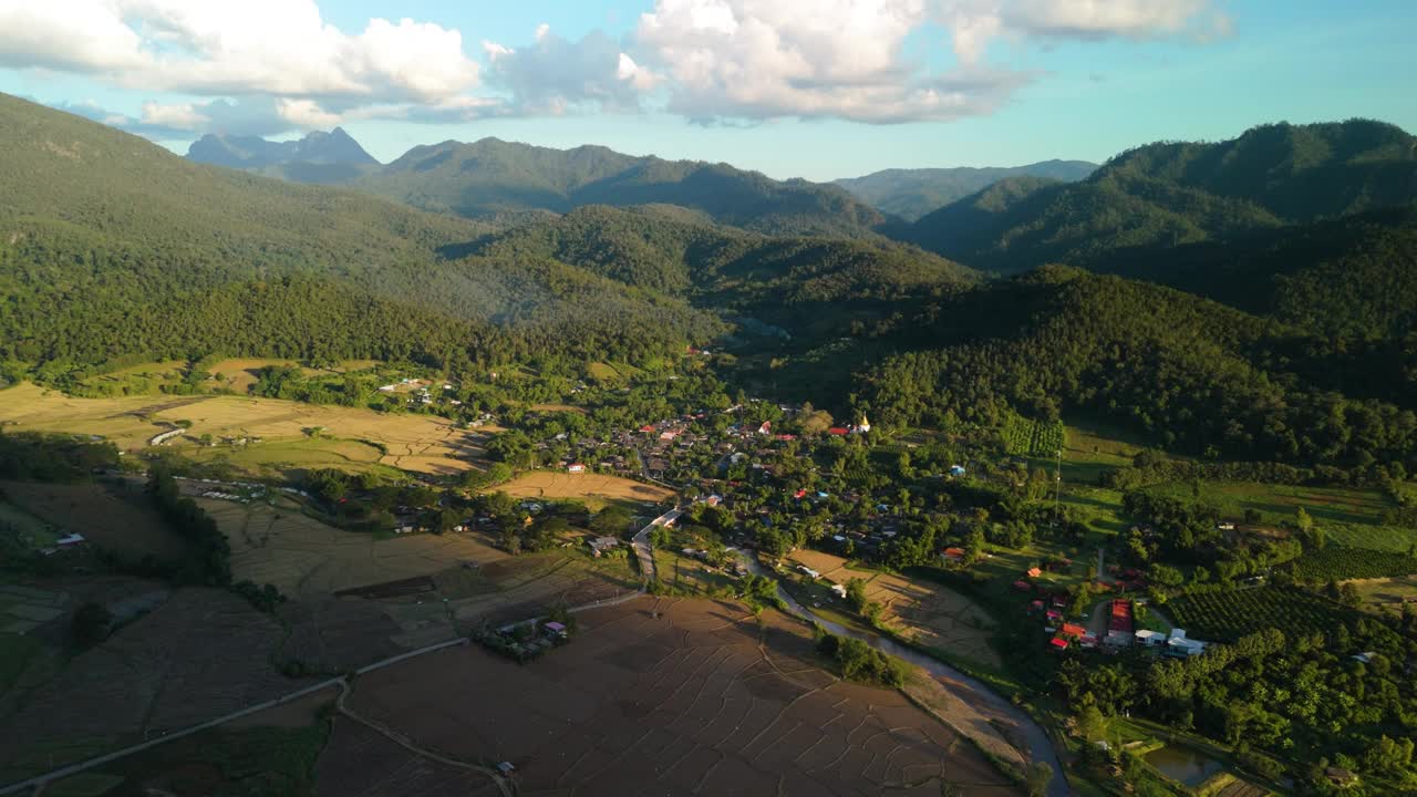 以龙江岛为背景的小村庄，以生态旅游民宿和咖啡店为背景的小村庄，以青山为背景的风景小村庄视频素材