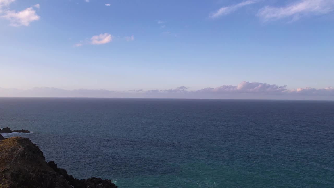 在委内瑞拉的蓝天下，崎岖的山上孤零零的灯塔，给人一种遥远旅行的感觉视频素材