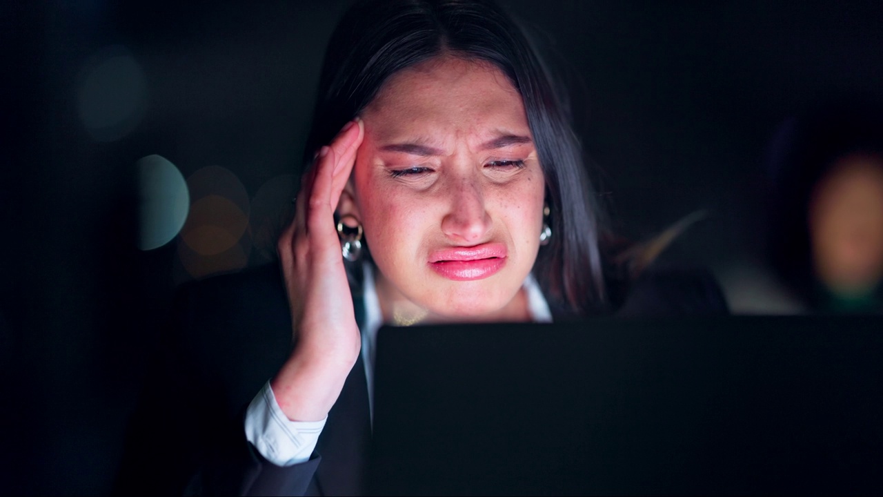 商务女性，头痛和压力在笔记本电脑上进行夜间研究，金融危机和错误或工资错误。专业工作者在黑暗的房间里疲劳，沮丧和困惑的预算失败视频素材