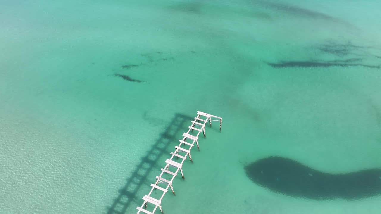 西班牙巴利阿里群岛马略卡岛的阿尔库迪亚港海滩鸟瞰图视频下载