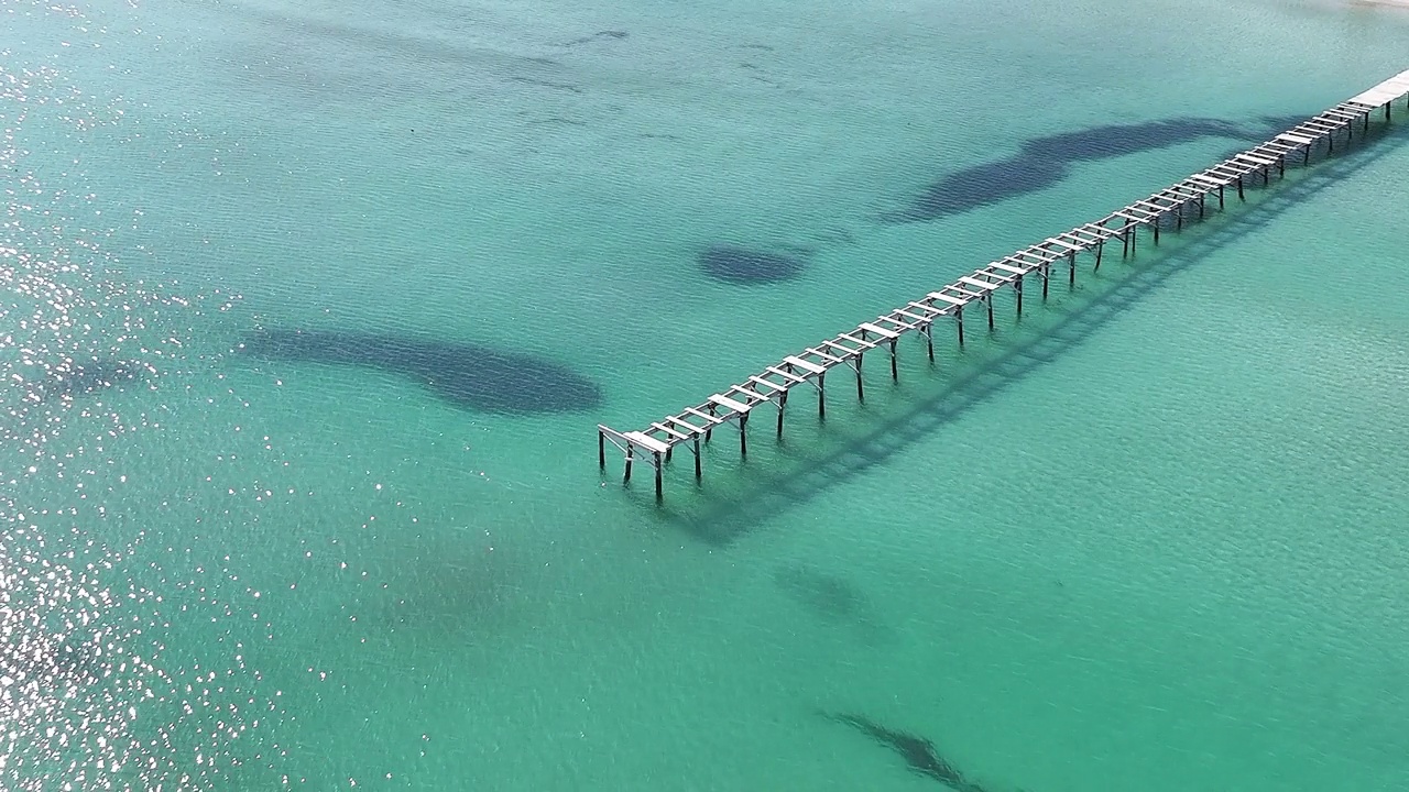 西班牙巴利阿里群岛马略卡岛的阿尔库迪亚港海滩鸟瞰图视频下载