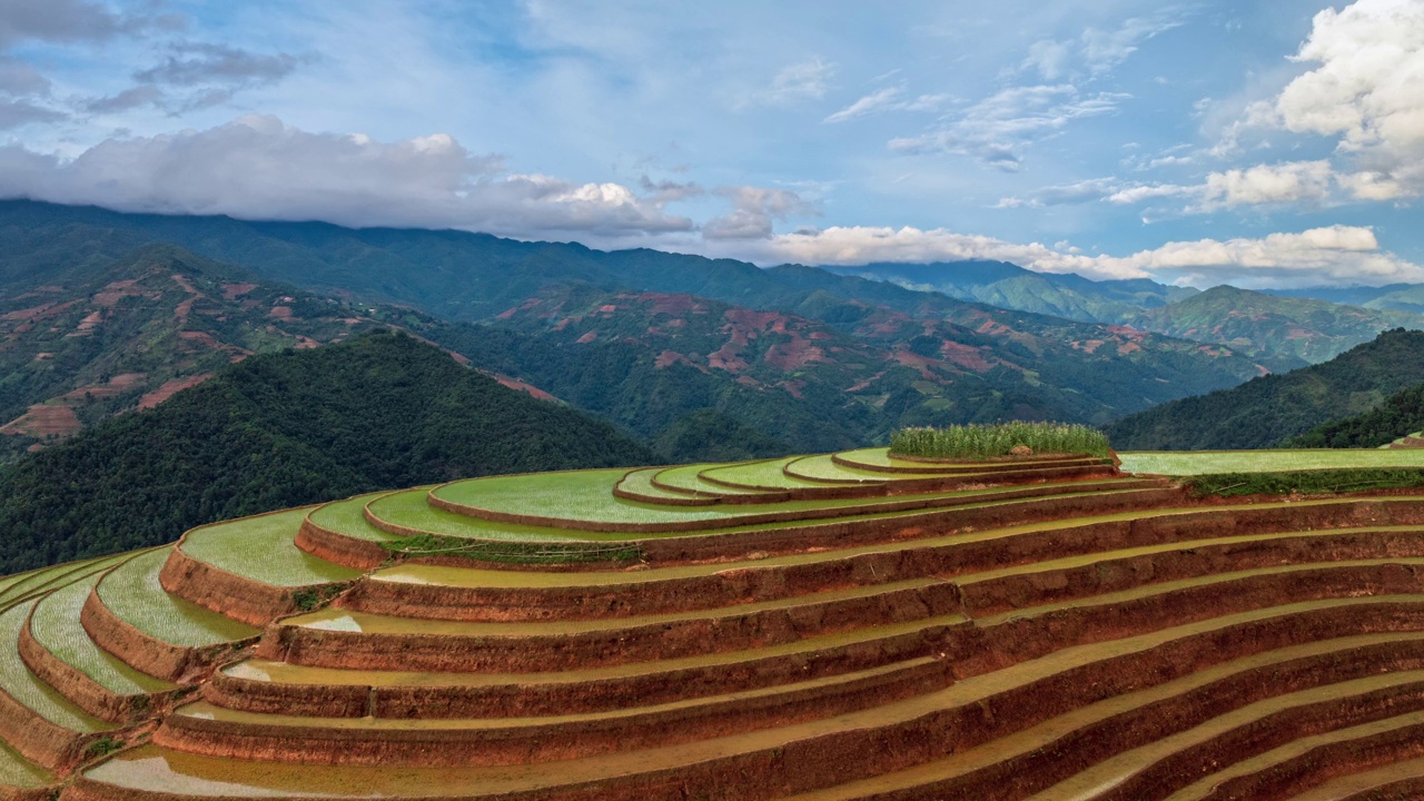 超延时无人机在越南颜白木仓柴地区的水稻梯田周围飞行视频素材