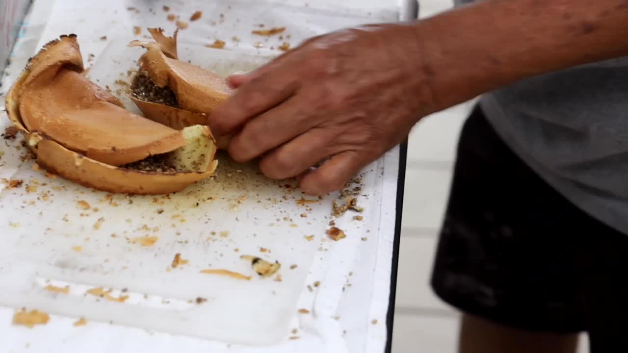 小贩将美味的煎饼或花生煎饼切成小块出售视频下载