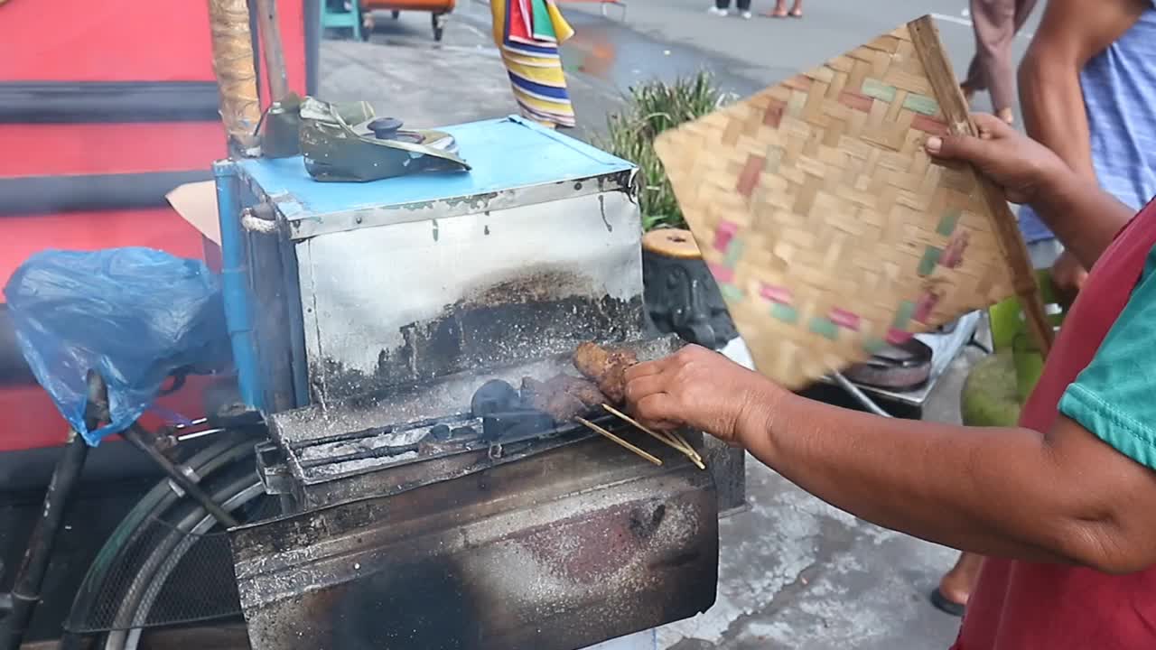 用炭炉烤沙茶的过程视频下载