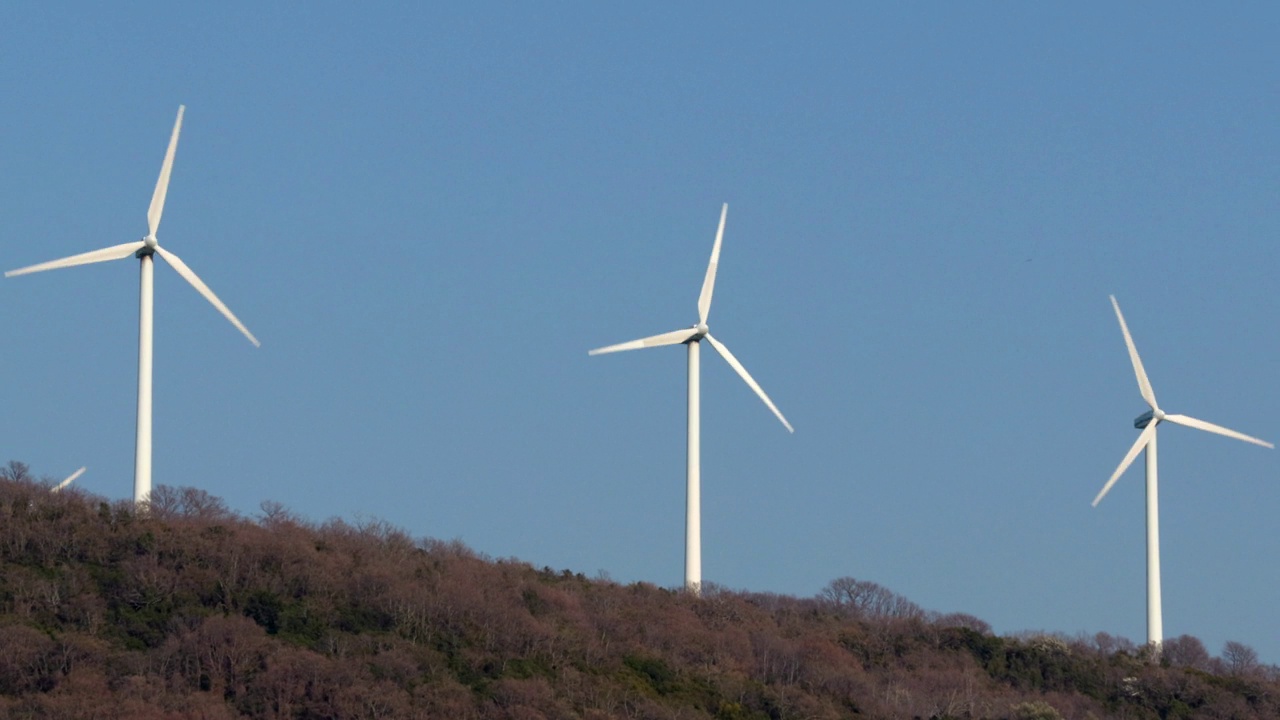 风力涡轮机在山顶上旋转视频素材